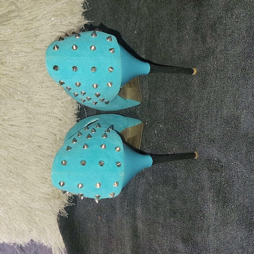 Shoes - Picture 2 of 4